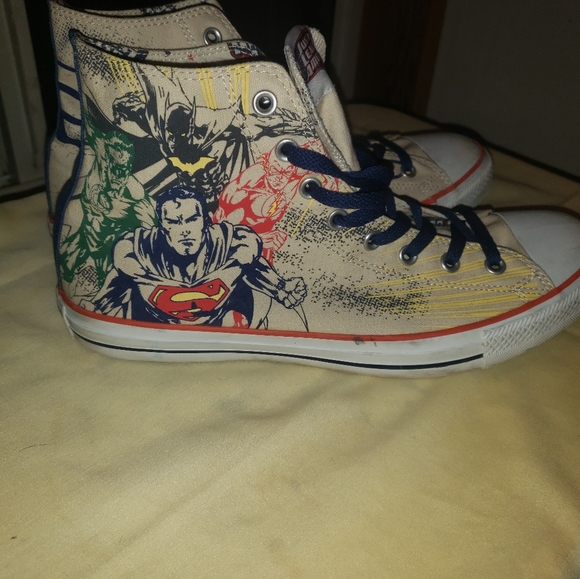 Justice League limited edition converse - Picture 2 of 3
